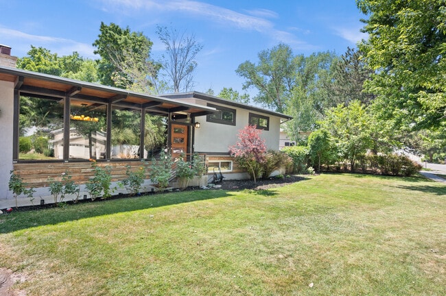 property at 1542 Fieldcrest Ln