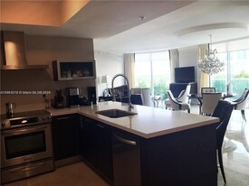 200 Sunny Isles Blvd, Unit #7-204 in Sunny Isles Beach, FL - Foto de edificio - Building Photo