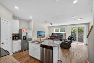 392 SE Sea Hunt Way in Stuart, FL - Building Photo - Building Photo