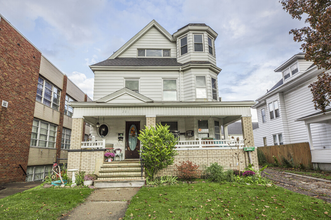 201 3rd St Nw in Barberton, OH - Building Photo