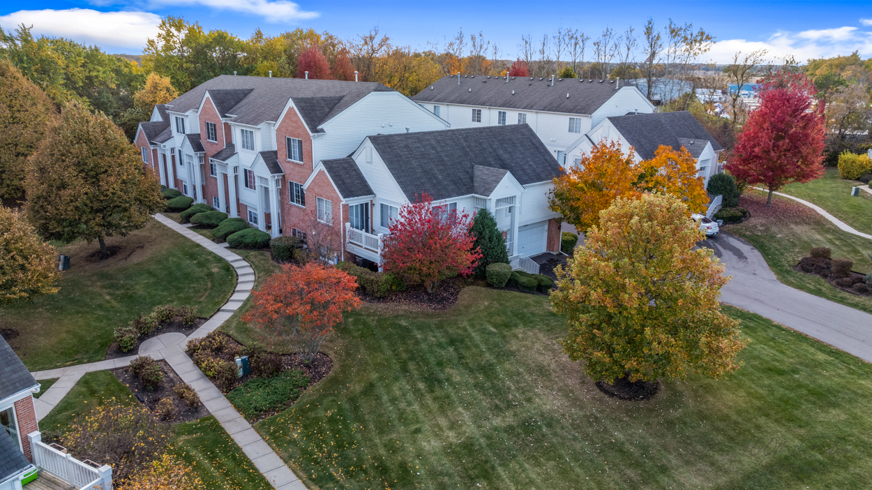 2043 Concord Dr in McHenry, IL - Foto de edificio