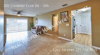 200 Country Club Dr in Largo, FL - Foto de edificio - Building Photo