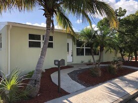 846 Selkirk St in West Palm Beach, FL - Building Photo