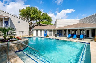 The Ashton in Irving, TX - Foto de edificio - Building Photo