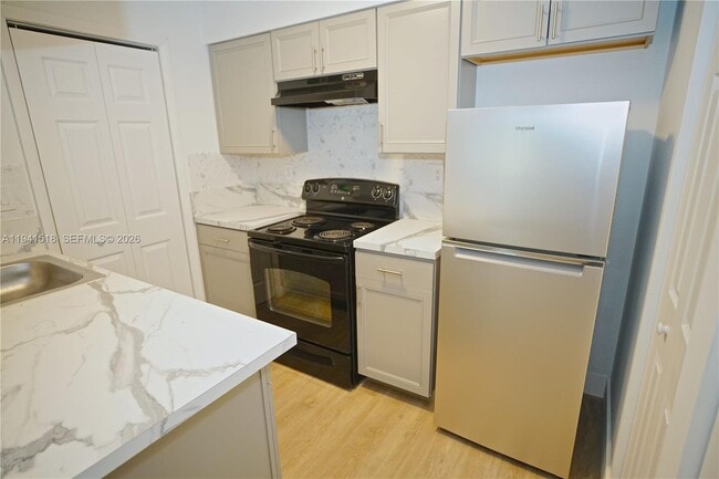 17425 NW 67th Pl in Hialeah, FL - Building Photo - Building Photo