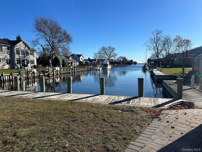 183 Tahlulah Ln in West Islip, NY - Building Photo - Building Photo