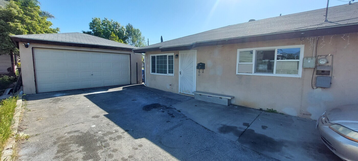 230 S Azusa Ave in Azusa, CA - Building Photo