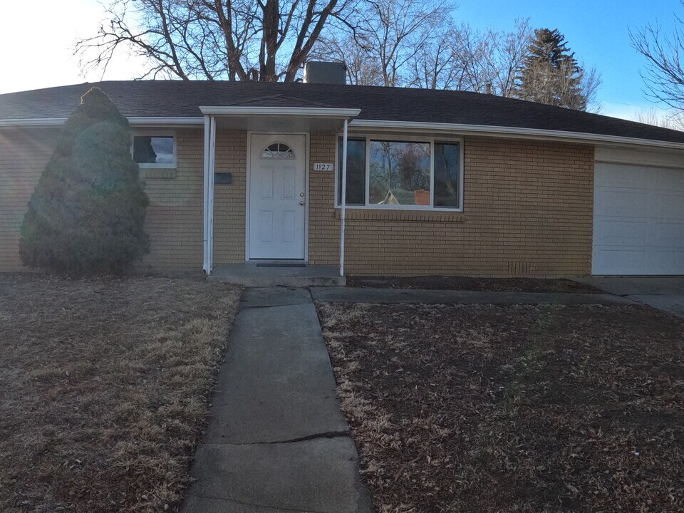 1127 Frontier Dr in Longmont, CO - Building Photo