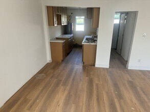 516 W 109th St in Los Angeles, CA - Building Photo - Building Photo