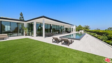 365 Trousdale Pl in Beverly Hills, CA - Building Photo - Building Photo