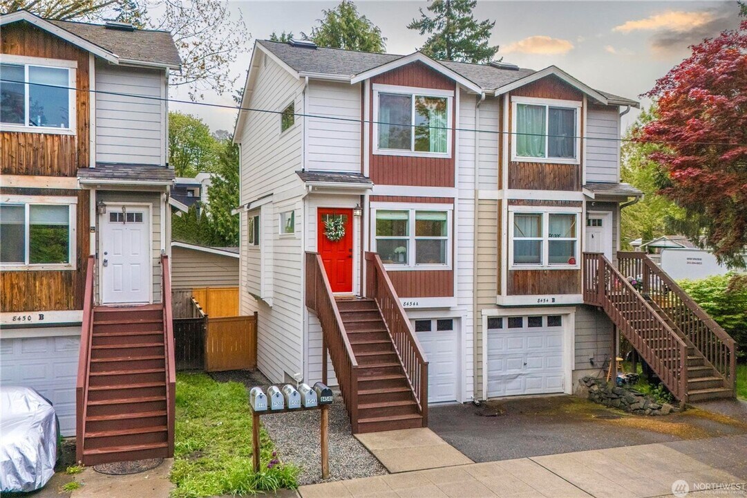 8454 25th Ave SW in Seattle, WA - Foto de edificio
