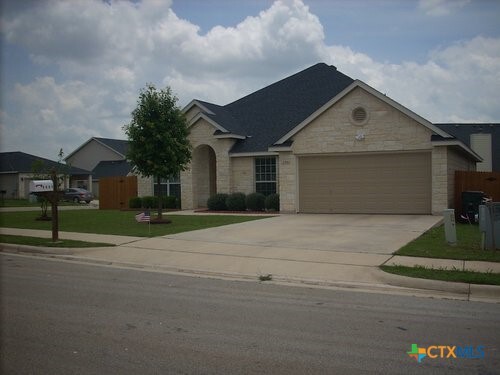 2001 Hearthstone Dr in San Marcos, TX - Building Photo