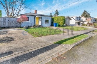 6035 NE 17th Ave in Portland, OR - Foto de edificio - Building Photo