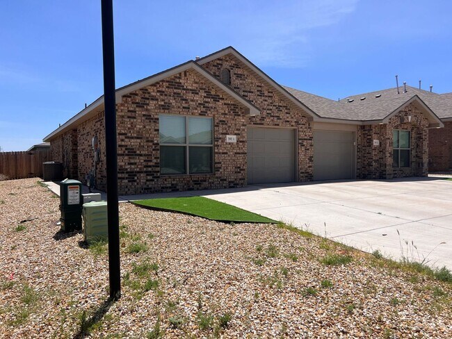2002 Aberdeen Ave in Wolfforth, TX - Building Photo - Building Photo