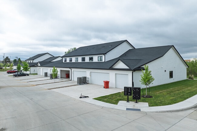 Woodland Edge Townhomes in Ankeny, IA - Building Photo - Building Photo