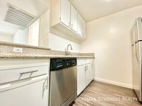 1725 Grismer Ave in Burbank, CA - Foto de edificio - Building Photo