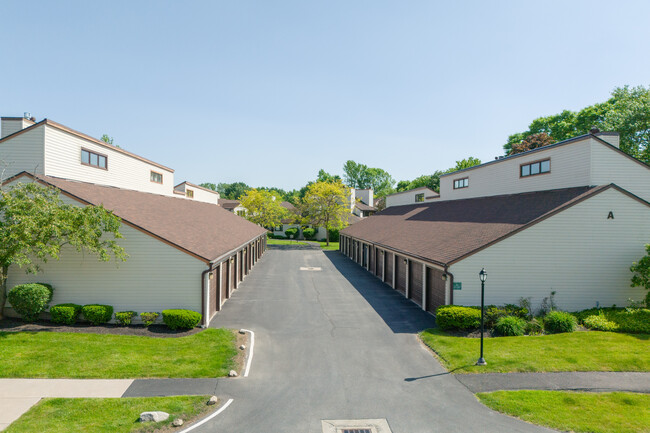 Woodgate Village in East Amherst, NY - Foto de edificio - Building Photo