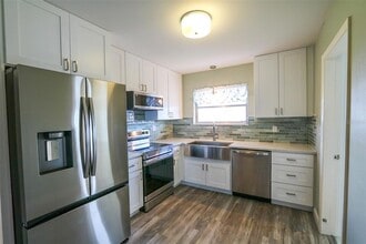 1204 Harkness Way in Sun City Center, FL - Building Photo - Building Photo