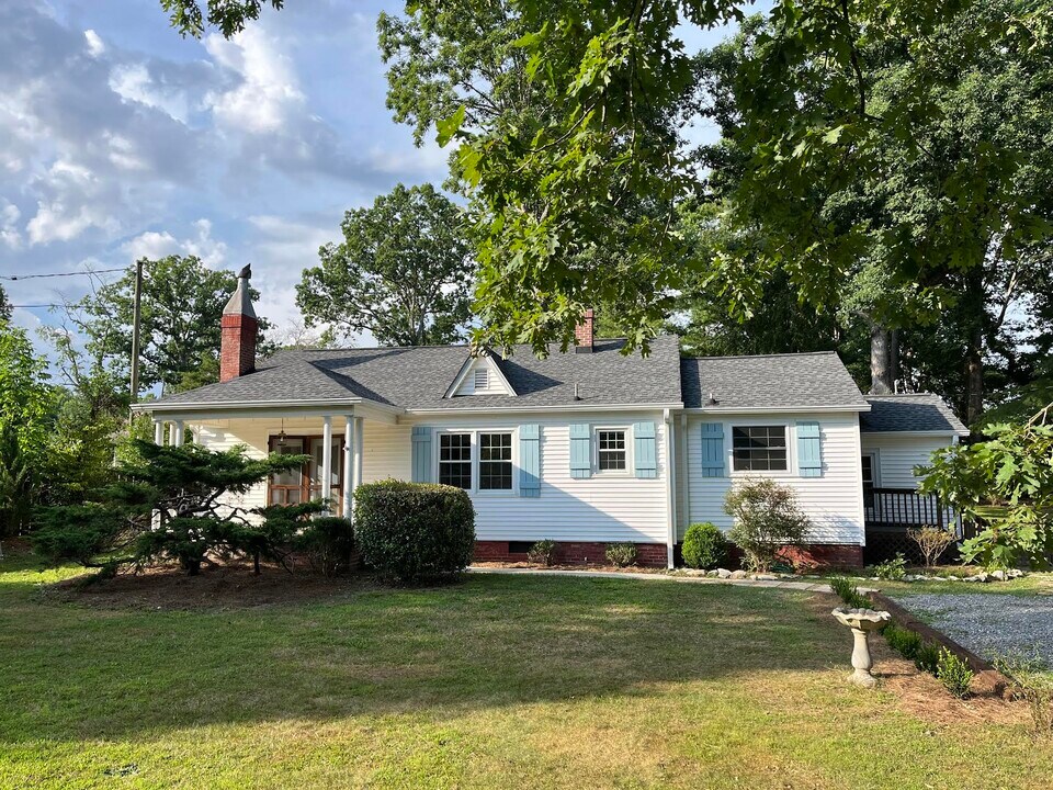 1514 Greenville Hwy in Hendersonville, NC - Building Photo