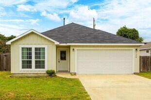 126 Jane Dr in Columbus, TX - Building Photo