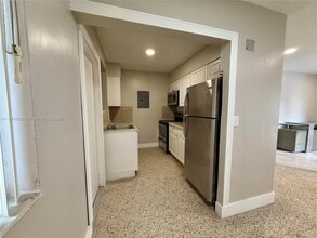 250 E 10th St in Hialeah, FL - Building Photo - Building Photo