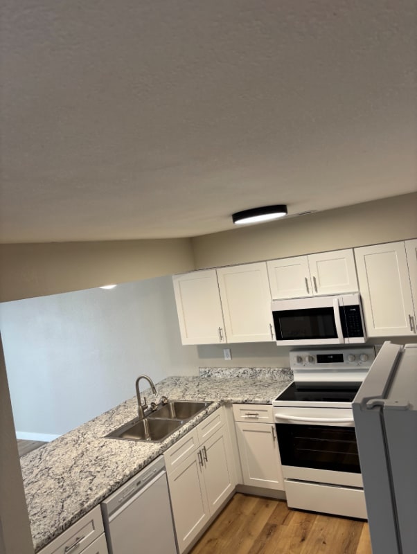 1068 Mace Rd in Osage Beach, MO - Foto de edificio - Building Photo