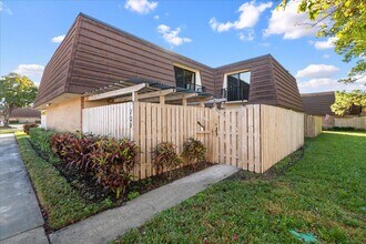 709 7th Ln in Palm Beach Gardens, FL - Building Photo - Building Photo