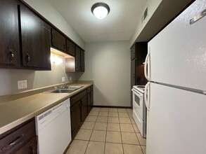 7630 W Dean Rd in Milwaukee, WI - Foto de edificio - Building Photo