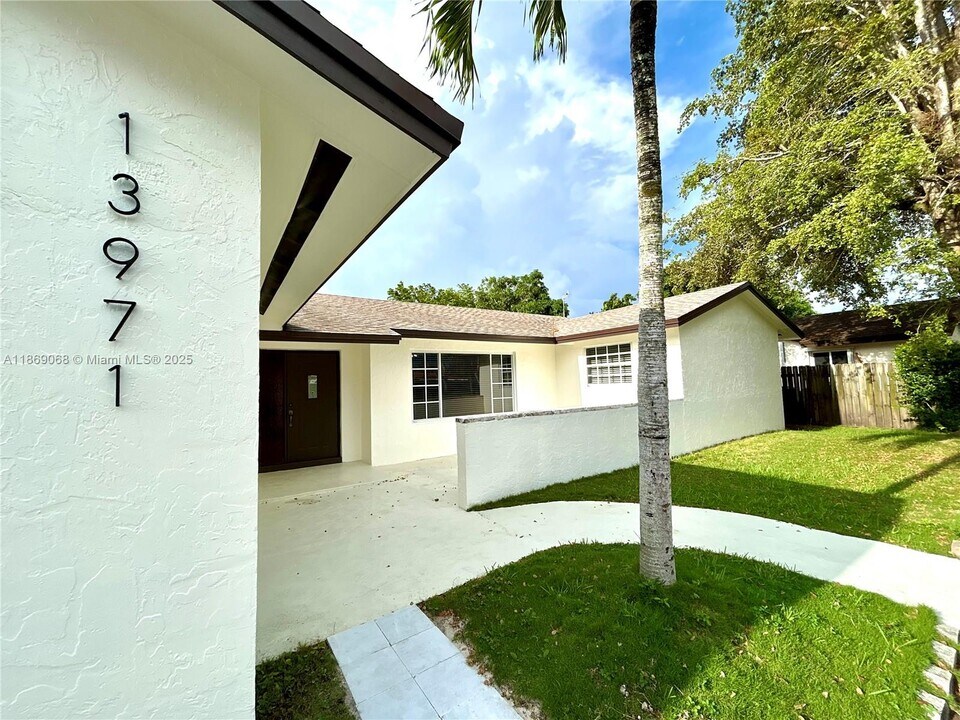 13971 SW 112th St in Miami, FL - Building Photo
