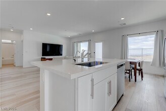 904 Kings Clf Ln in Las Vegas, NV - Building Photo - Building Photo