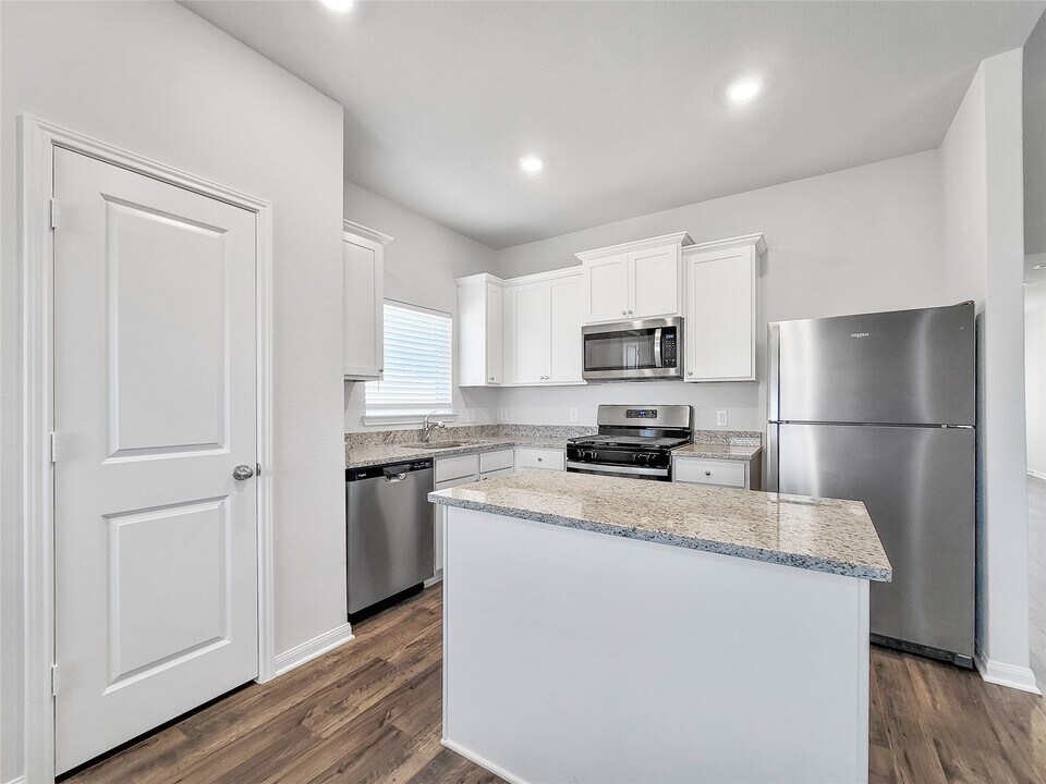 305 Grayson Baw Ln in Waller, TX - Building Photo