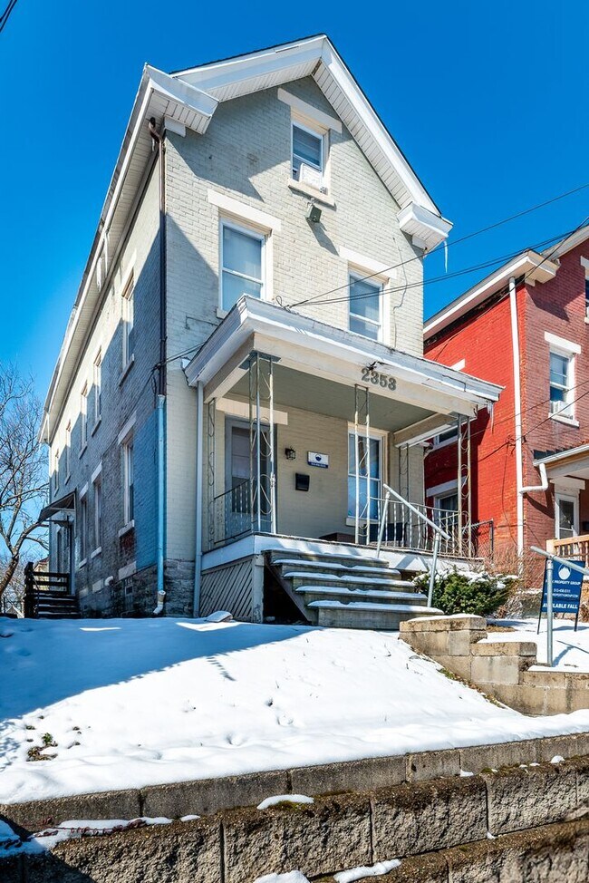 2353 Stratford Ave in Cincinnati, OH - Building Photo - Building Photo