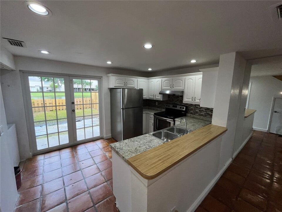 5176 S University Dr in Davie, FL - Building Photo