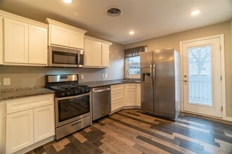 204 Hillsdale Dr in Ballwin, MO - Building Photo - Building Photo