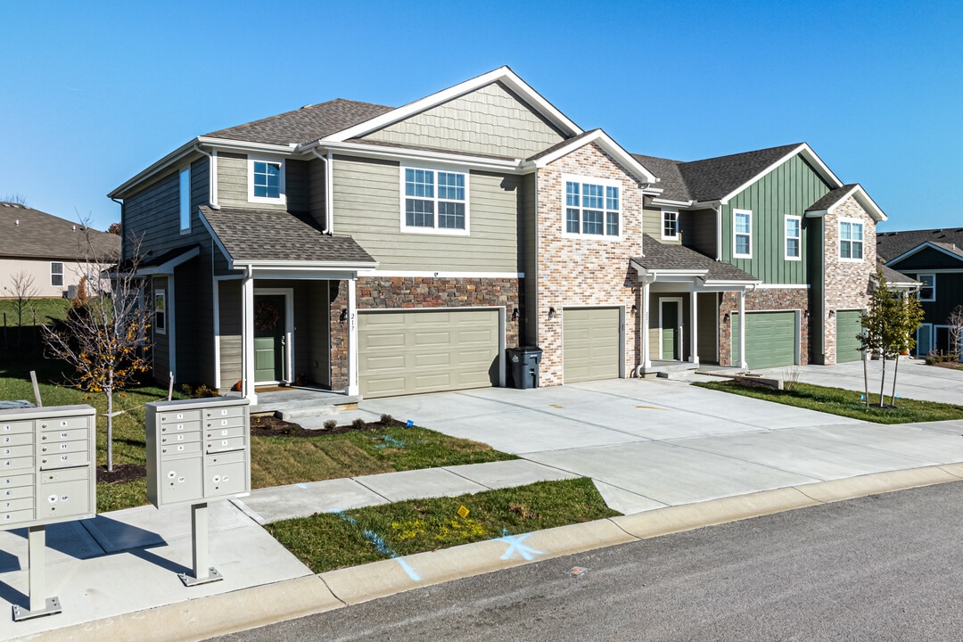 Oak Woods Townhomes in Spring Hill, KS - Building Photo