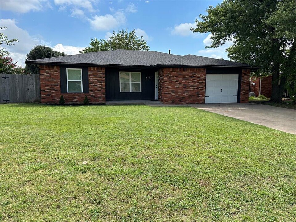 322 W Maple Branch Way in Mustang, OK - Building Photo