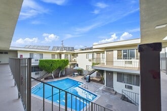 Oasis Apartments in Burbank, CA - Building Photo - Building Photo