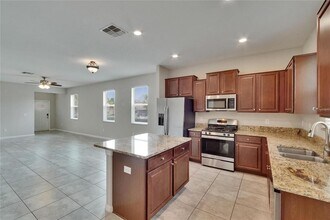 7325 Parkshore Dr in Apollo Beach, FL - Foto de edificio - Building Photo