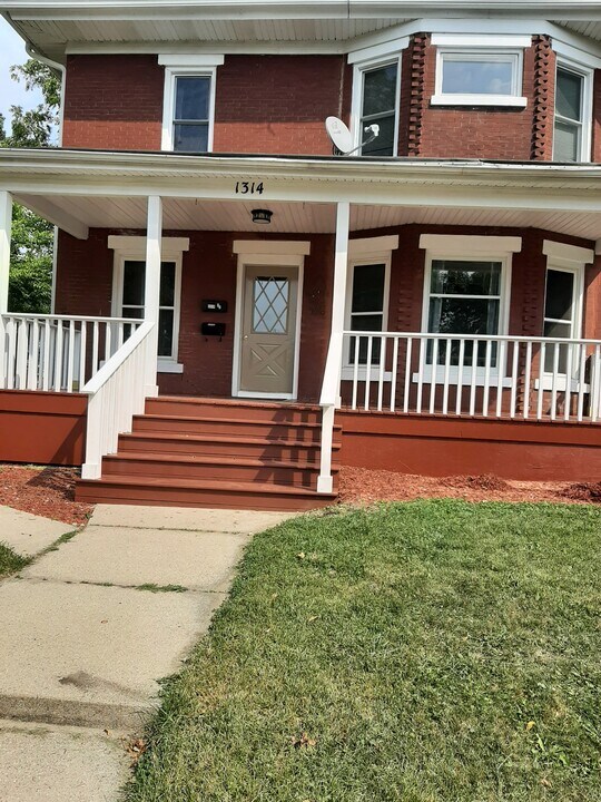 1314 17th Ave, Unit 2 in Monroe, WI - Building Photo