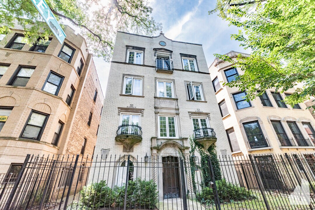2029 W Jarvis Ave, Unit 2 in Chicago, IL - Foto de edificio
