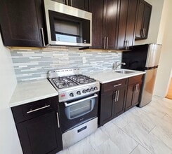 106 Glenwood Ave in Jersey City, NJ - Foto de edificio - Building Photo