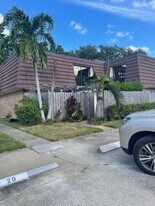 613 6th Ln in Palm Beach Gardens, FL - Building Photo