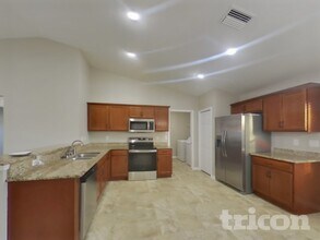 2311 12th Ave E in Palmetto, FL - Foto de edificio - Building Photo