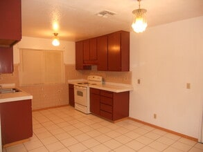 449 Aztec Ln in Lathrop, CA - Foto de edificio - Building Photo