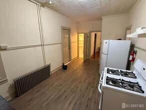 69 W Somerset St in Raritan, NJ - Foto de edificio - Building Photo