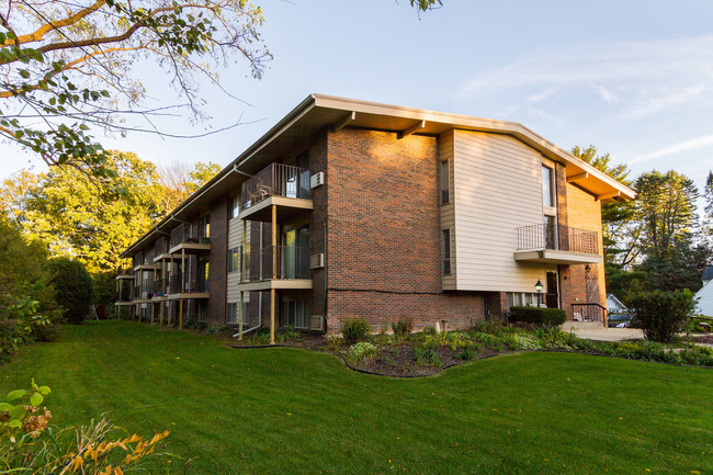 Spacious 1 &2 Bedrooms with Balcony in Rockford, IL - Building Photo - Building Photo