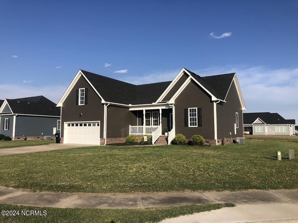 500 Spinnaker Dr in Elizabeth City, NC - Foto de edificio