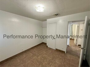 10705 Santa Barbara St in Lamont, CA - Building Photo - Building Photo