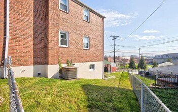 1935 Searles Rd in Dundalk, MD - Foto de edificio - Building Photo