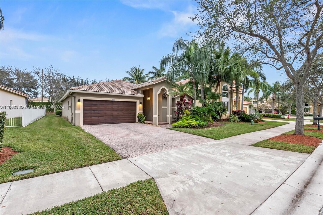 4028 Sapphire Cove in Weston, FL - Foto de edificio